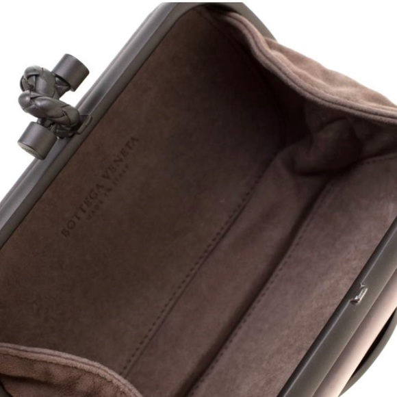 PreLoved Bottega Veneta Black/Light Beige Leather Sphere Palazzo Knot Clutch. - Picture 4 of 7